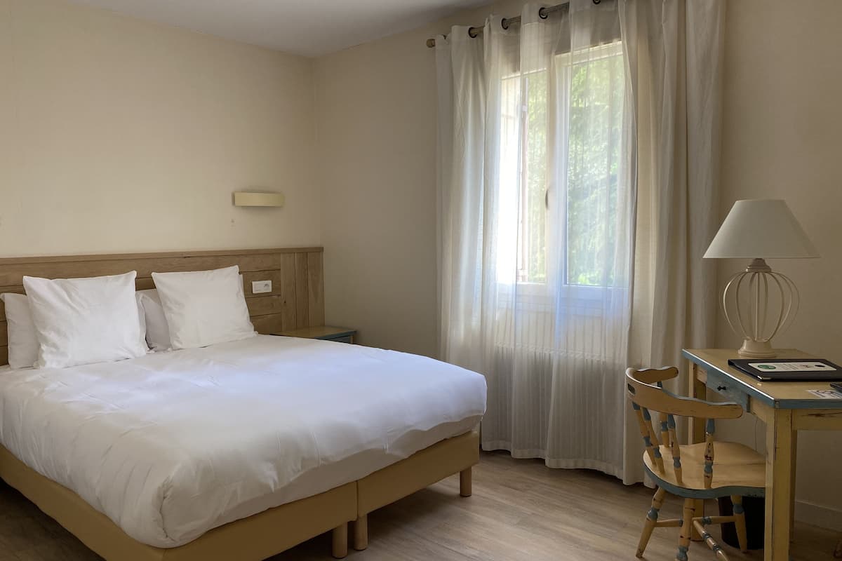 double room | in-room safe, individually decorated, desk, free wifi