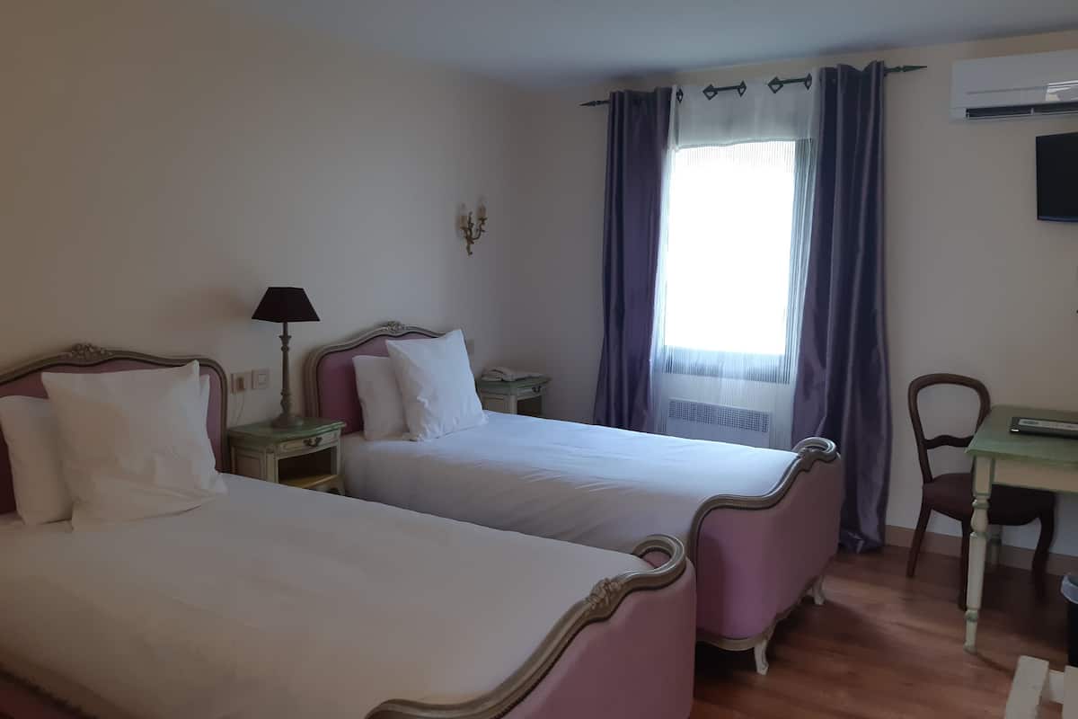 twin room | in-room safe, individually decorated, desk, free wifi