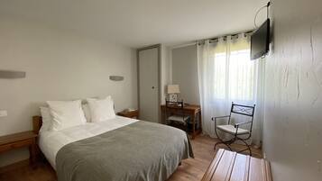 Double Room | In-room safe, individually decorated, desk, free WiFi