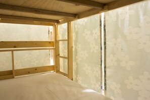 Edredón, cortinas blackout, wifi gratis y ropa de cama