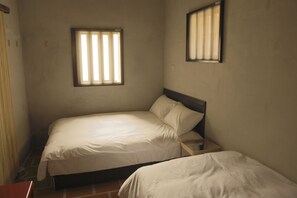 Standard Triple Room | Down comforters, blackout drapes, free WiFi, bed sheets - Horseshoe Crab Cottage - Hostel (Jinning)