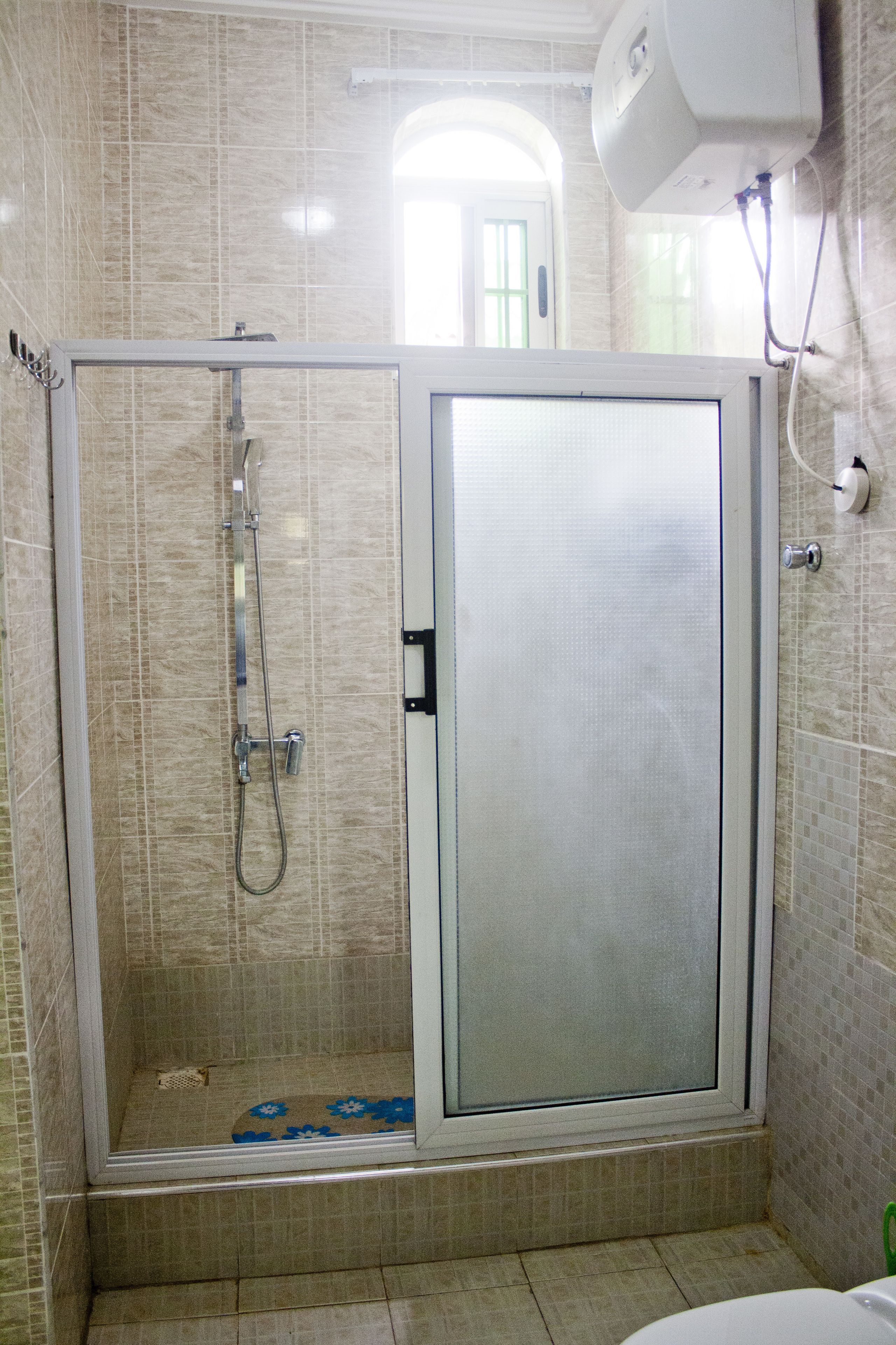 deluxe double room | bathroom | combined shower/bathtub, deep-soaking bathtub, free toiletries, towels