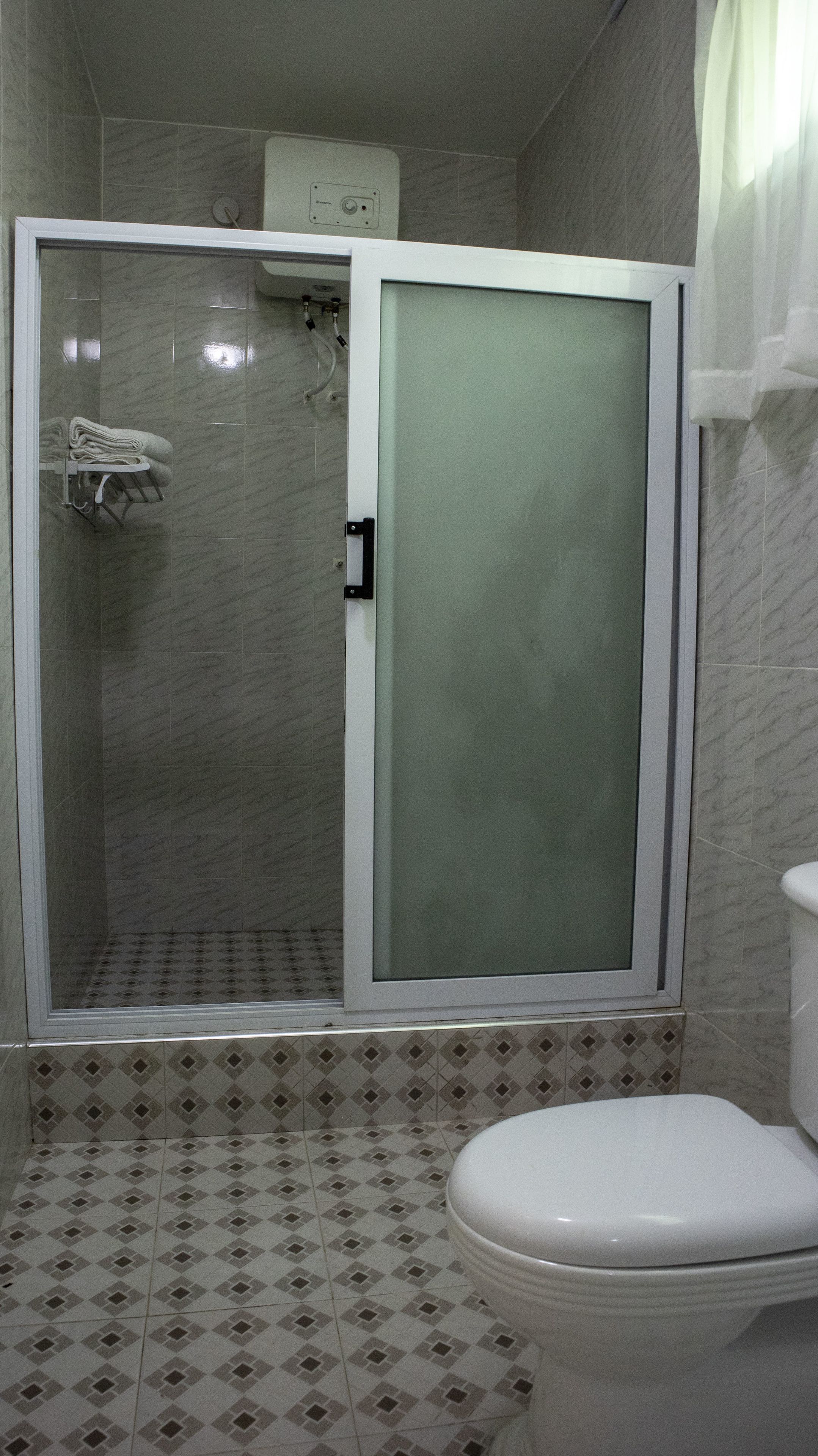 combined shower/bathtub, deep-soaking bathtub, free toiletries, towels