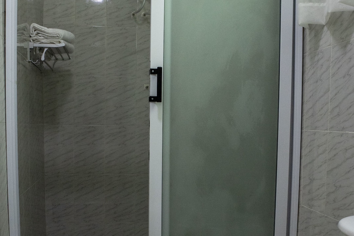 combined shower/bathtub, deep-soaking bathtub, free toiletries, towels