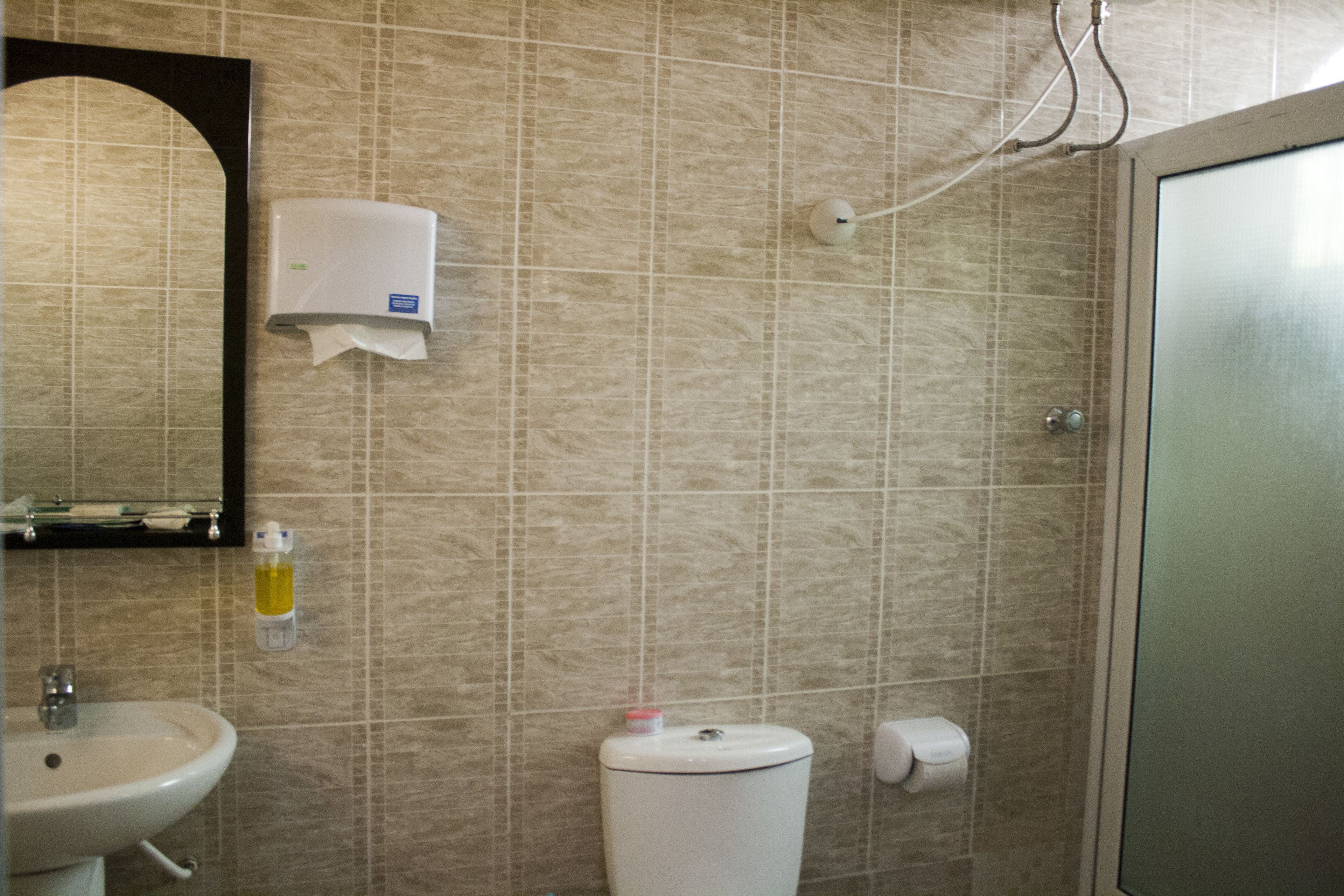 combined shower/bathtub, deep-soaking bathtub, free toiletries, towels