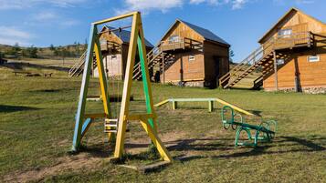 Lasten leikkialue ulkona