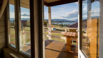Kahden hengen comfort-huone (yksi tai kaksi sänkyä), terassi, näköala lahdelle | Näkymä huoneesta
