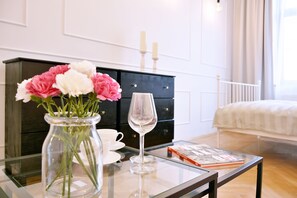 Premium bedding, iron/ironing board, free WiFi, bed sheets - KrakowForRent Apartments - Main Square (Kraków)