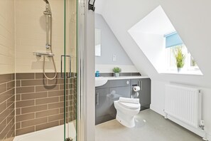 City House, 3 Bedrooms | Bathroom | Separate tub and shower, hair dryer, towels