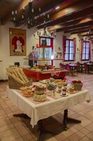 Montaje de bufé con diversos alimentos y una lámpara decorativa.