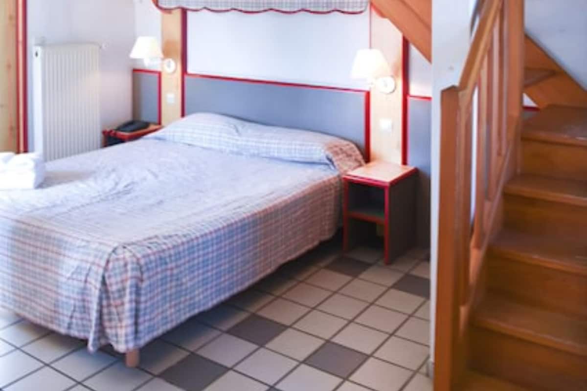 Desk, cribs/infant beds, rollaway beds, free WiFi