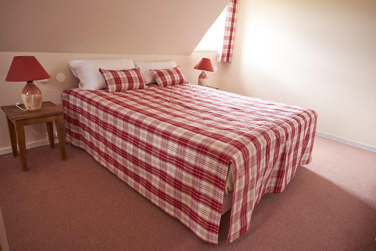 Double Room | Desk, cribs/infant beds, rollaway beds, free WiFi