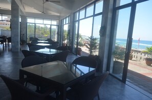 Serviço de café da manhã, local e internacional, vistas para a praia
