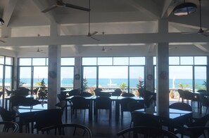 Serviço de café da manhã, local e internacional, vistas para a praia