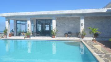 Outdoor pool, free cabanas, sun loungers