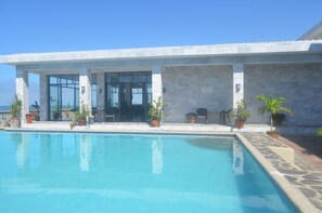 Piscine extérieure, cabanons gratuits, chaises longues