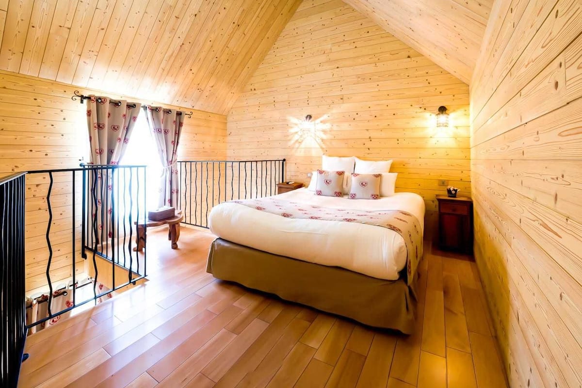 romantic double room (chalet) | premium bedding, desk, free wifi
