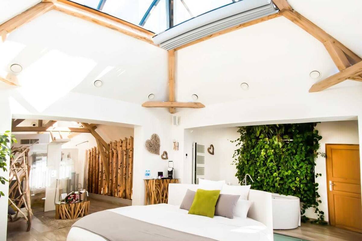 design suite (nature) | premium bedding, desk, free wifi