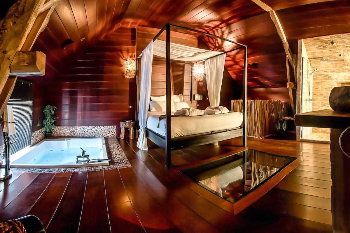 Signature Suite (Indonesienne) | Premium bedding, desk, WiFi (free)