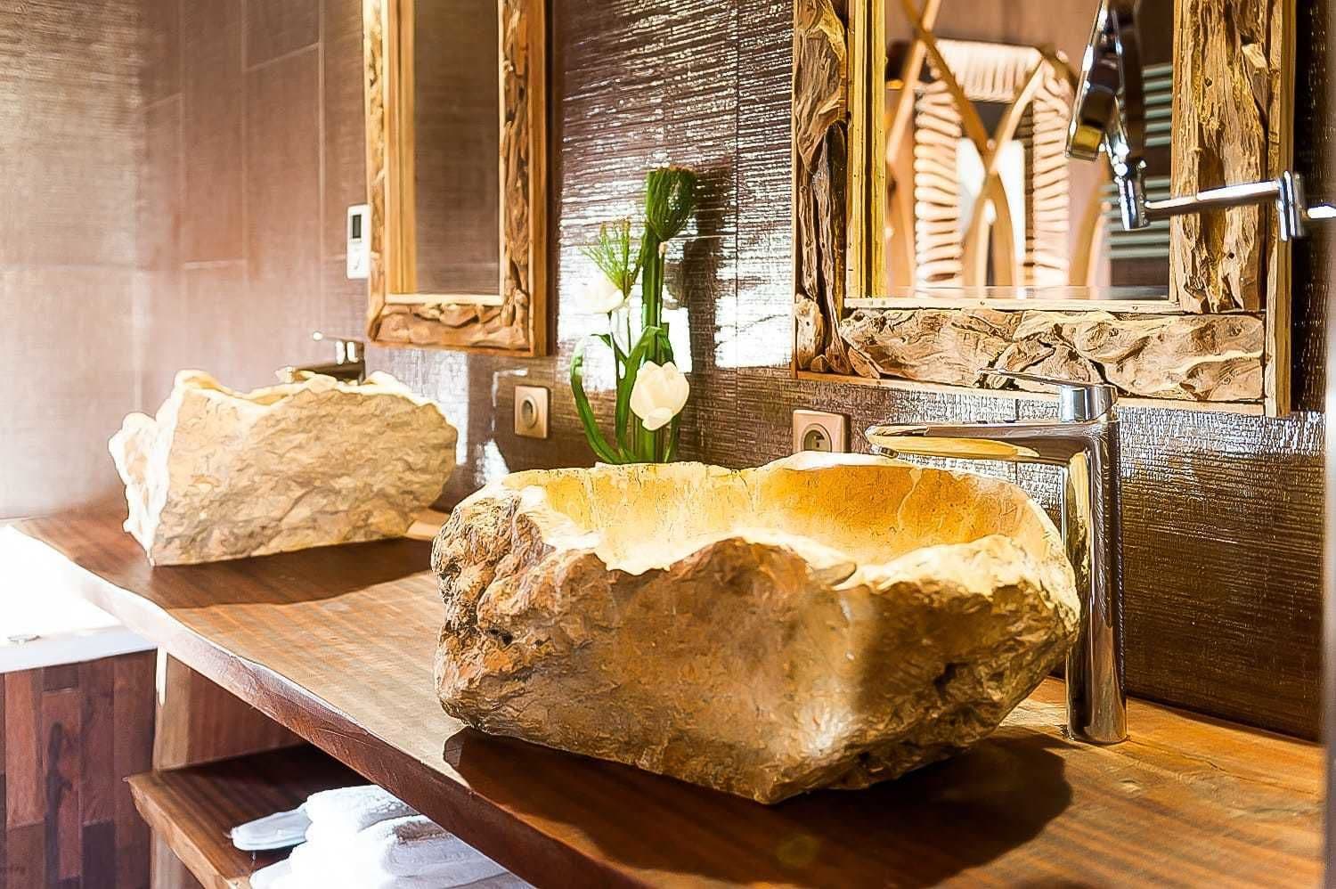 comfort suite (lodge) | bathroom sink