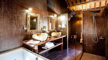 Comfort Suite (Lodge) | Bathroom | Free toiletries, hair dryer, towels