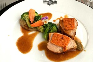Un plato de comida con un logotipo al fondo.