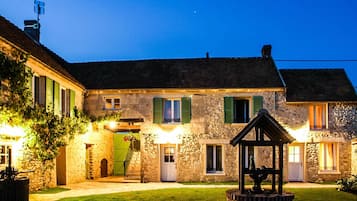 Façade de l’hébergement - soirée/nuit
