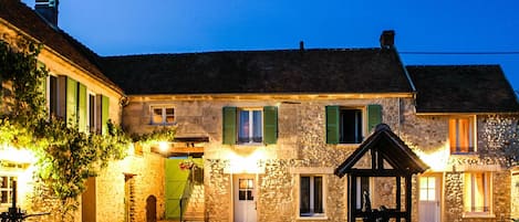 Façade de lâhĂ©bergement â soirĂ©e/nuit