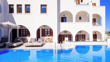 Seasonal outdoor pool, pool umbrellas, sun loungers