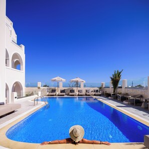 Seasonal outdoor pool, pool umbrellas, sun loungers - Astir Thira (Santorini)