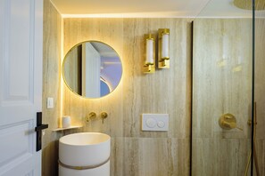 Badewanne, kostenlose Toilettenartikel, Haartrockner, Hausschuhe