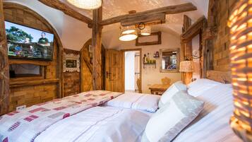 Deluxe suite, 2 slaapkamers, balkon | Luxe beddengoed, een bureau, een strijkplank/strijkijzer, gratis wifi