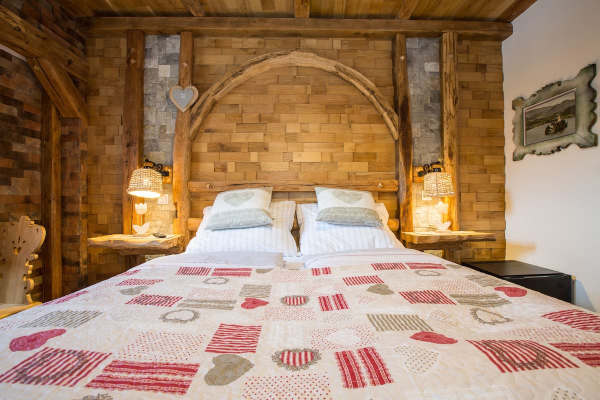Premium bedding, desk, iron/ironing board, free WiFi