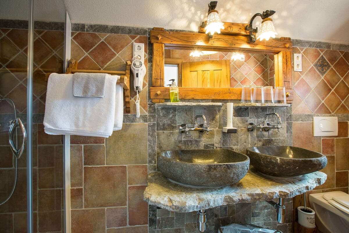 deluxe suite, 2 bedrooms, balcony | bathroom | shower, free toiletries, hair dryer, towels