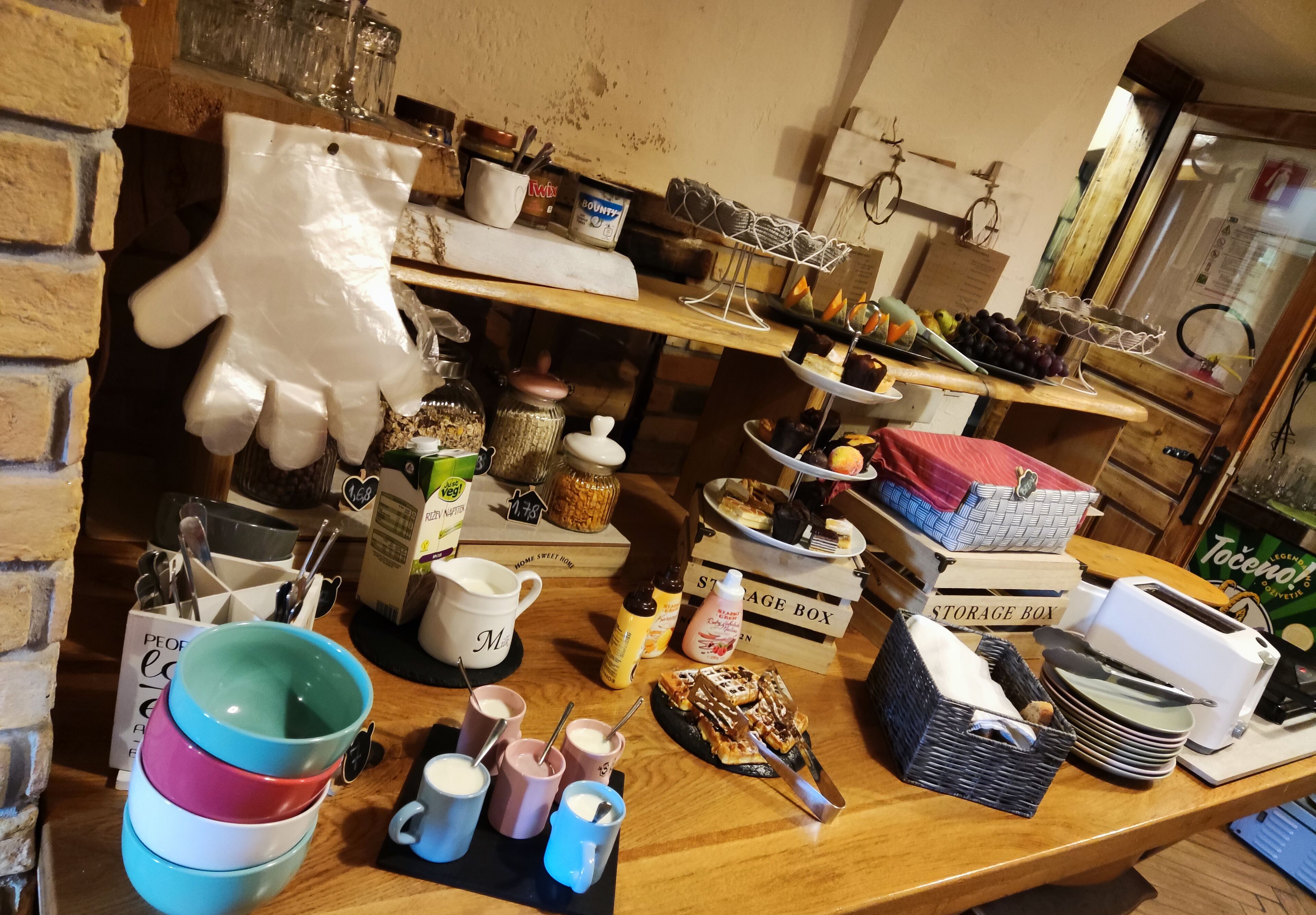 Tägliches kontinentales Frühstück (15 EUR pro Person)