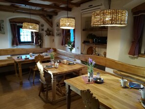 Desayuno continental diario (EUR 15 por persona)