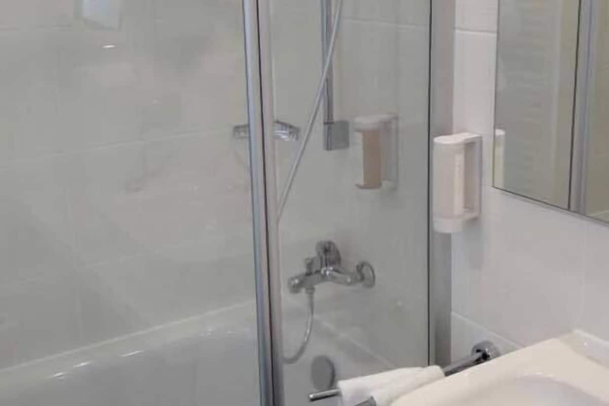 apartment | bathroom | shower, towels