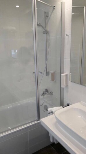 Departamento | Baño | Regadera y toallas 