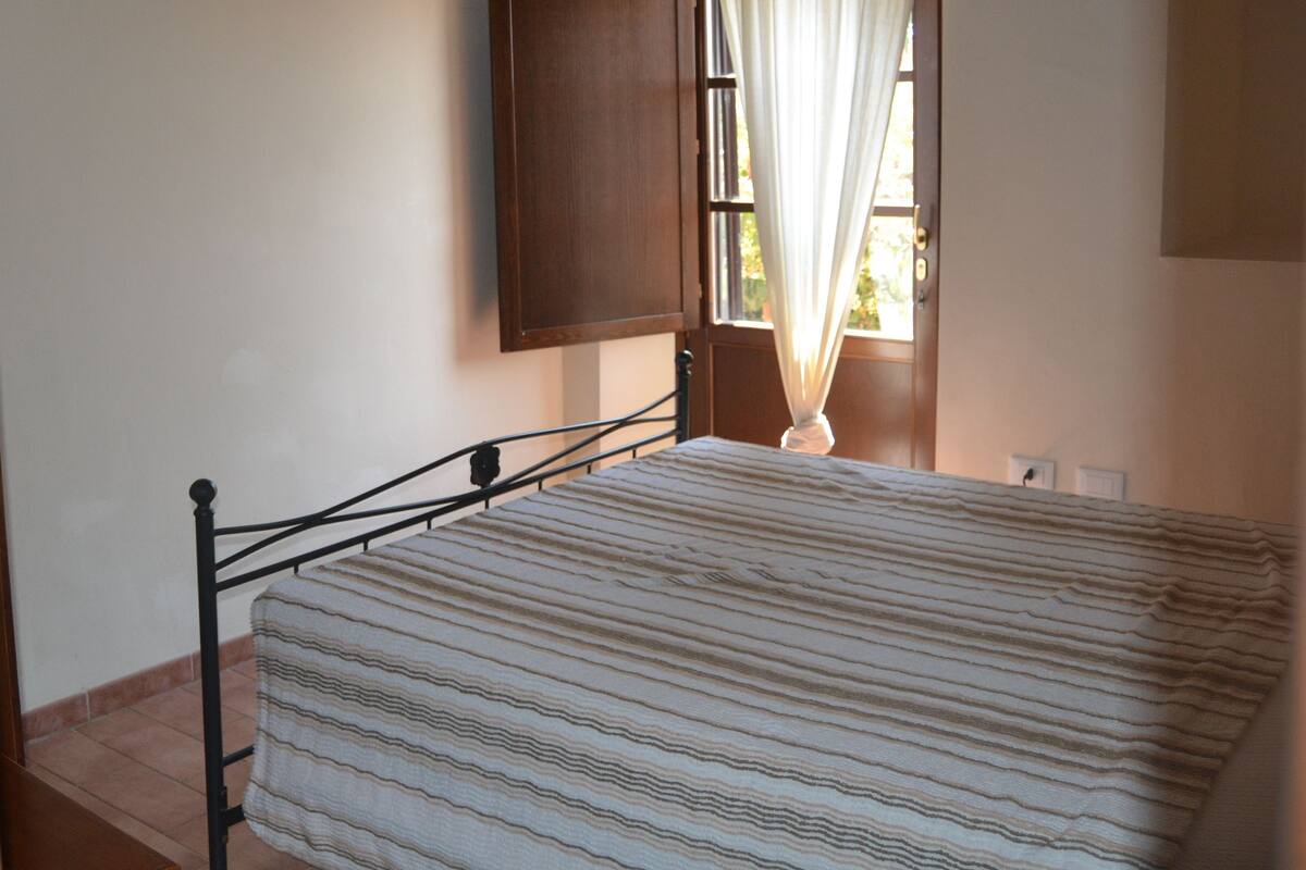 1 kamar tidur, kedap suara, dan setrika/meja setrika