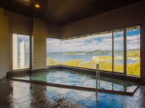 Bồn tắm spa trong nhà