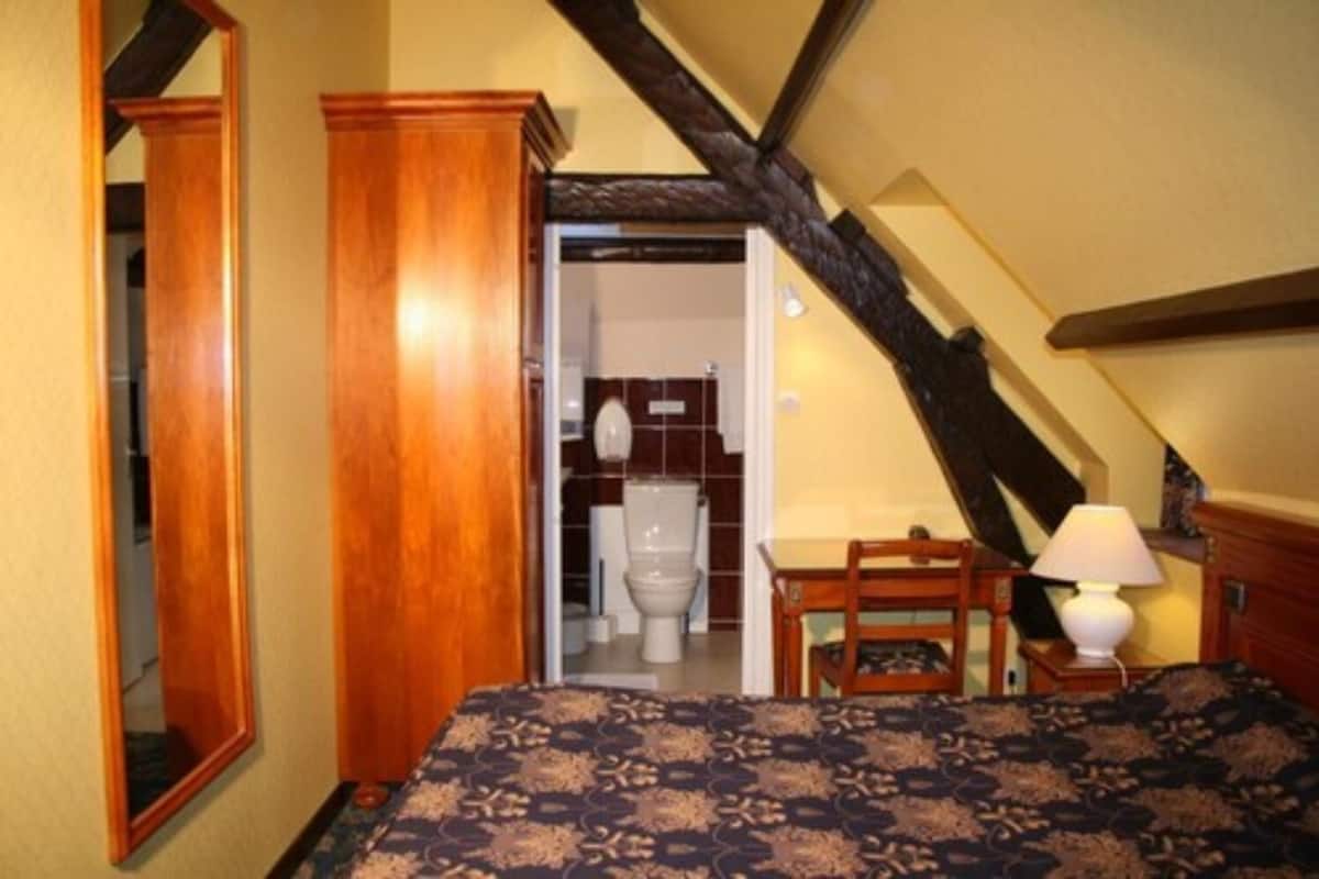 Single Room | In-room safe, desk, iron/ironing board (on request), cribs (free)