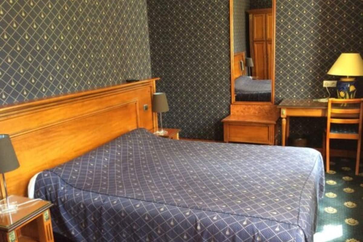 Kamar Double | Brankas, meja kerja, setrika/meja setrika, dan tempat tidur bayi gratis