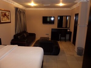 In-room safe, desk, internet - Maidaville Hotel and Suites (Lagos)