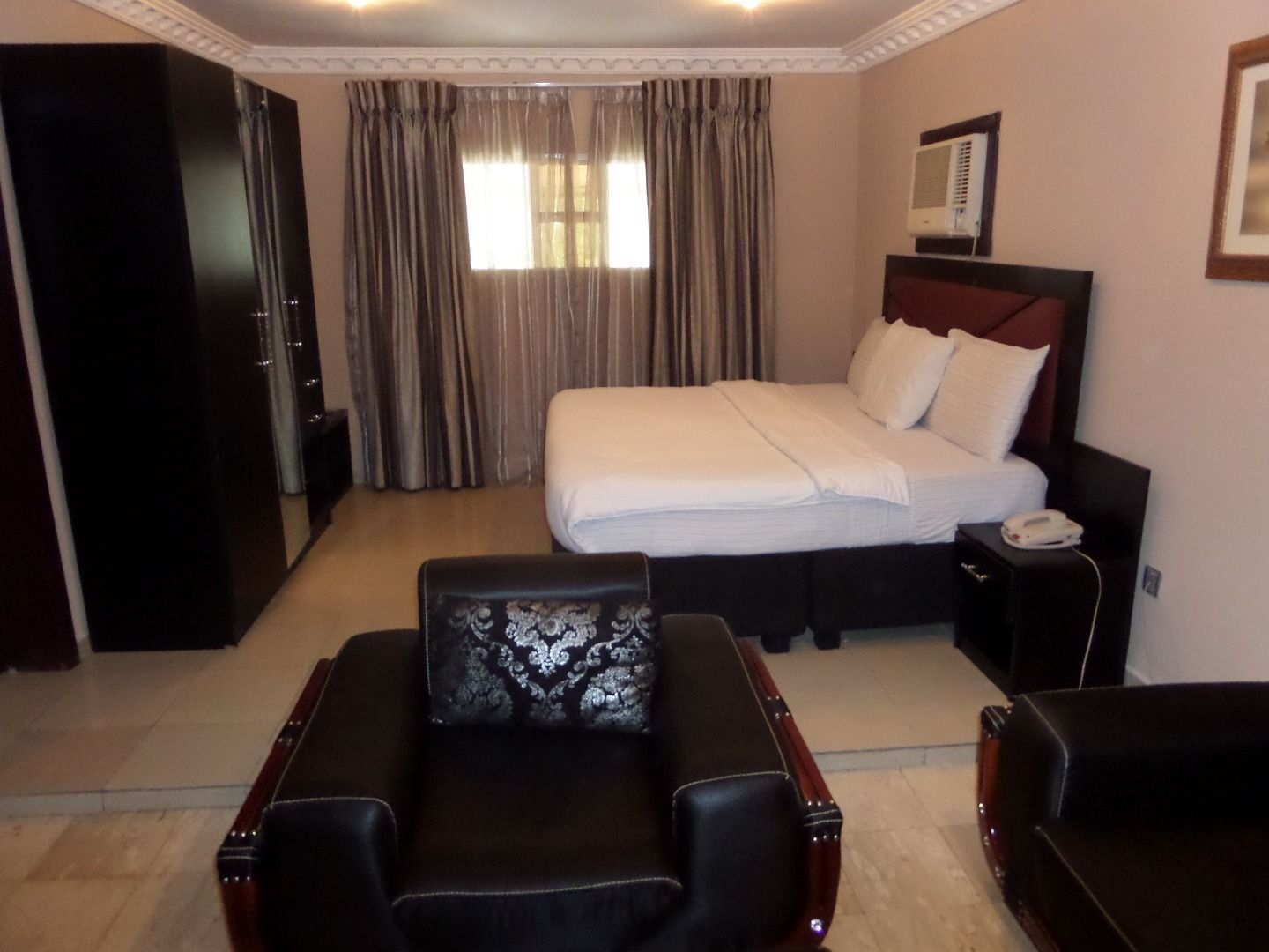 In-room safe, desk, Internet