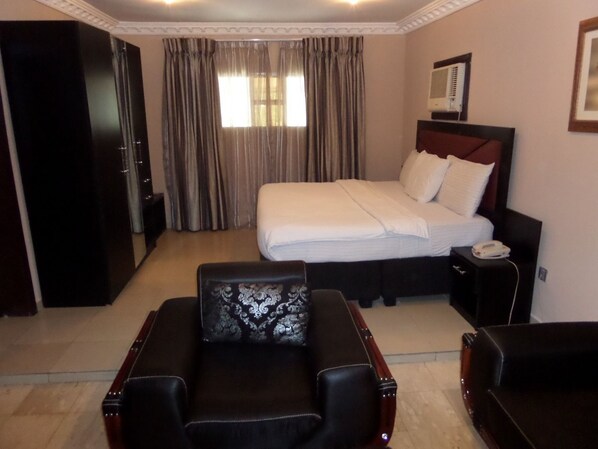 Coffres-forts dans les chambres, bureau, accès Internet