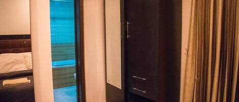 Coffres-forts dans les chambres, bureau, accès Internet