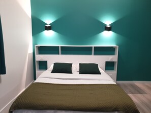 Literie de qualité supérieure, bureau, lits bébé (gratuits)