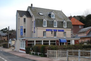Front of property - Hotel Des Bains (Veulettes-sur-Mer)