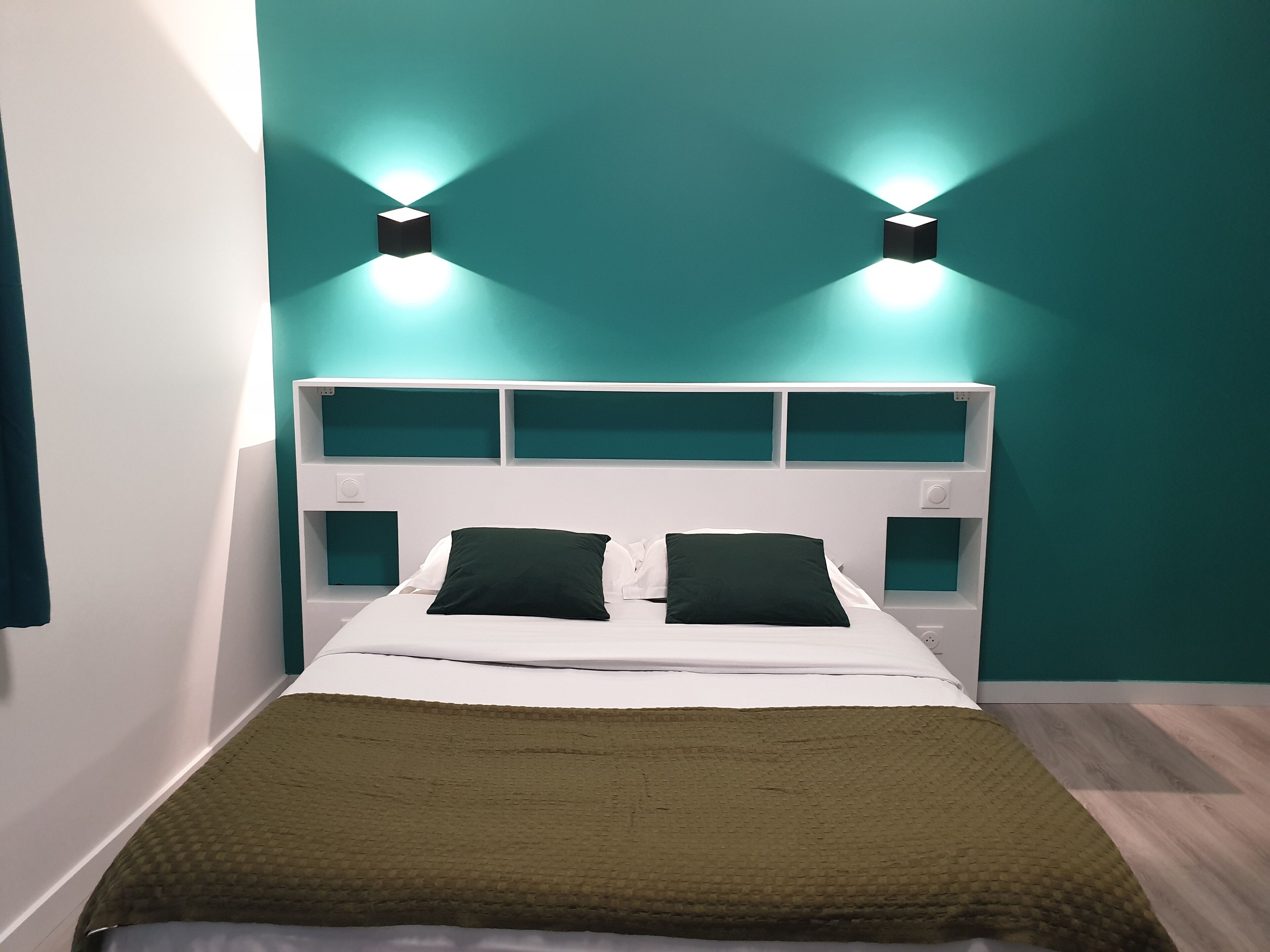 Premium bedding, desk, free cots/infant beds, free WiFi