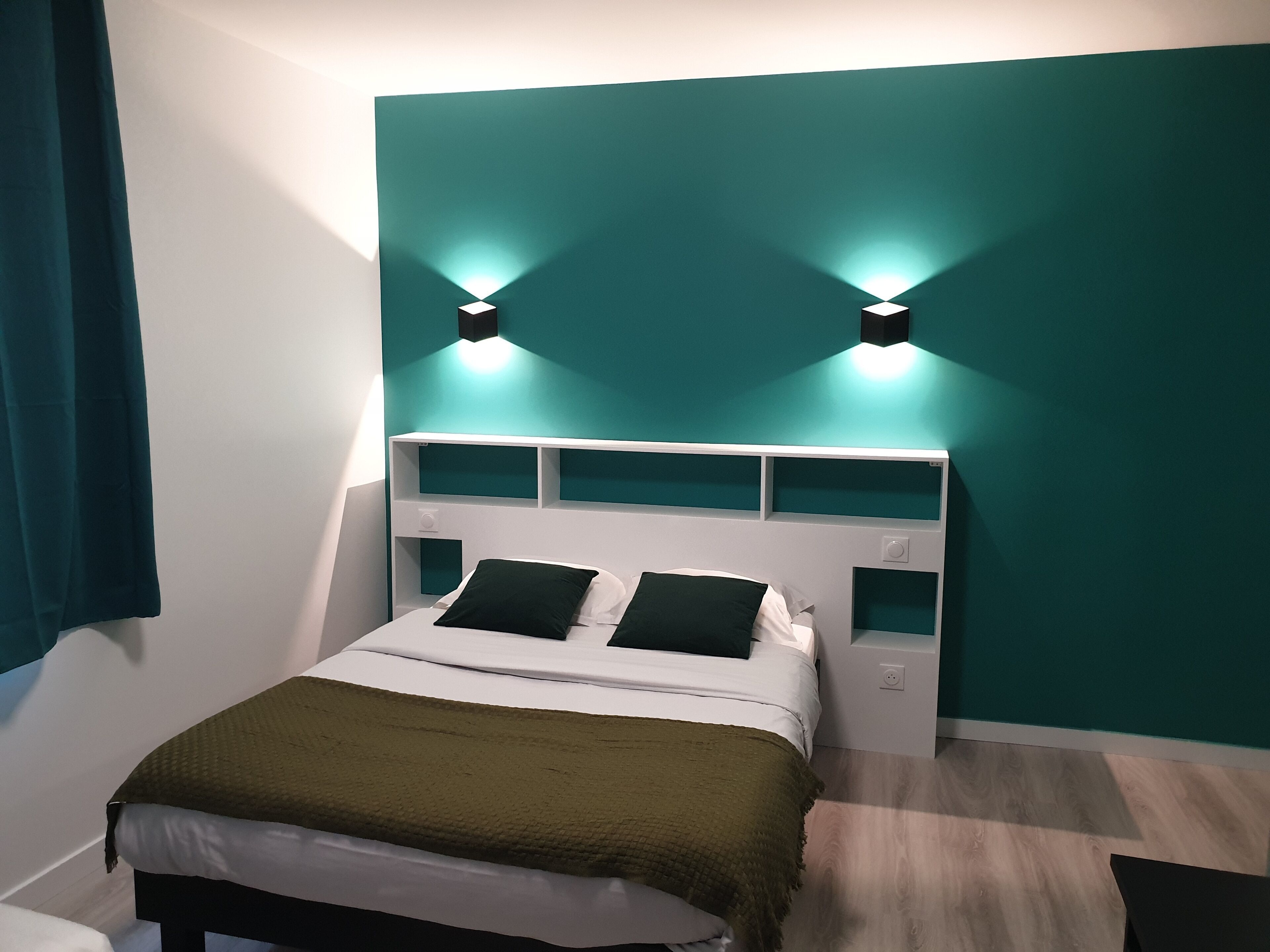 Premium bedding, desk, free cots/infant beds, free WiFi
